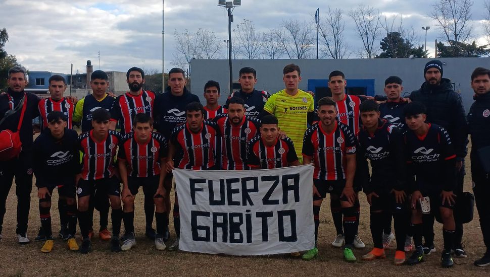 Racing ganó y lidera el fútbol local