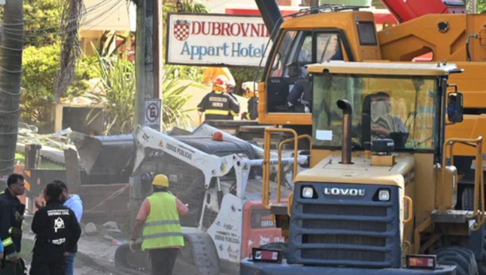 Derrumbe en Villa Gesell: continúa el operativo de remoción de escombros