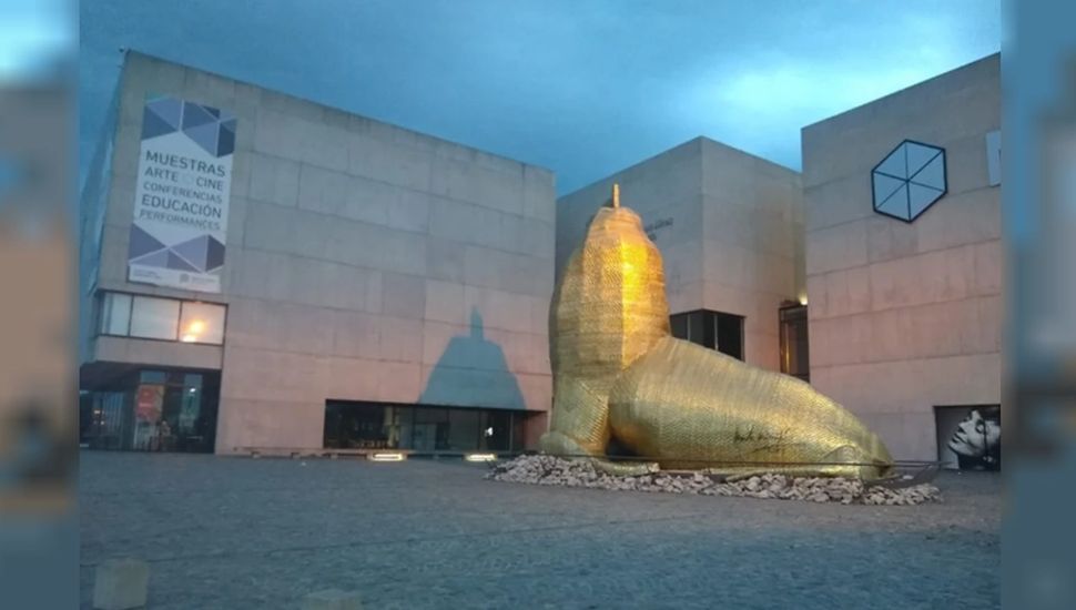 Un hombre a las piñas con su ex novia y su nueva pareja en un museo de Mar del Plata