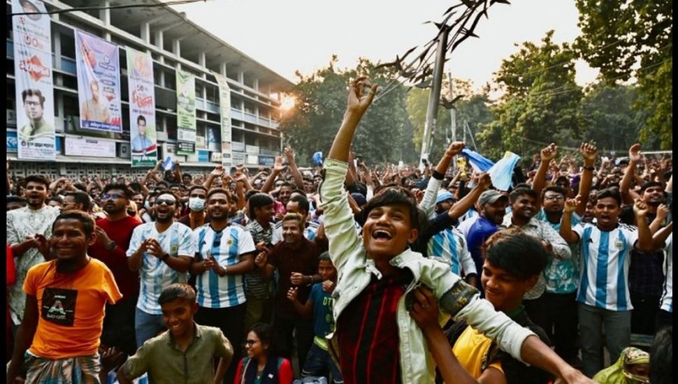 Furor por la Selección Argentina: otra vez miles de personas salieron a festejar en Bangladesh