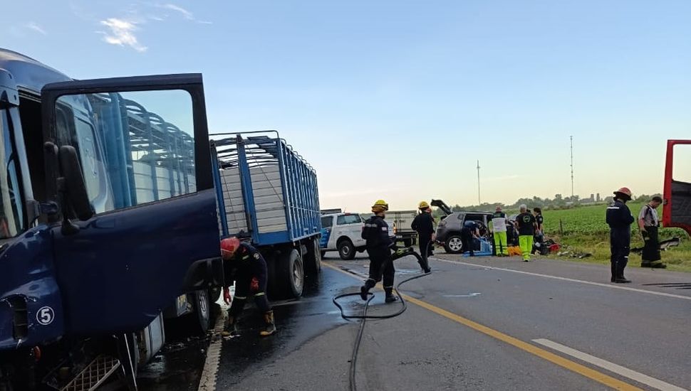 Tragedia en la Ruta 7: dos muertos tras un choque entre una camioneta radicada en Pergamino y un camión