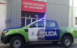 Madrugada de furia en Rojas: rociaron con nafta a dos inspectoras y hubo una batalla campal en el barrio Covendiar I