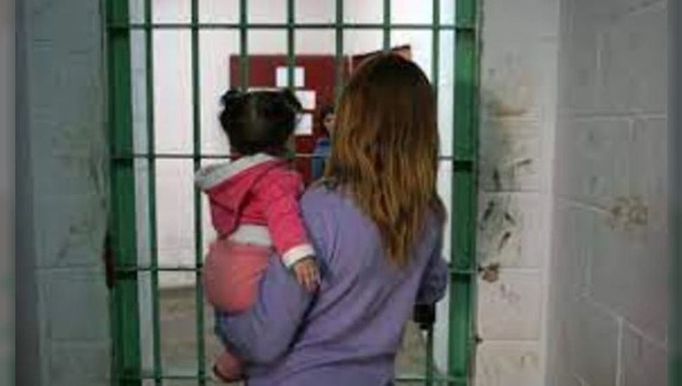 Piden la prisión domiciliaria para una madre que amamanta 3 veces por día en la cárcel