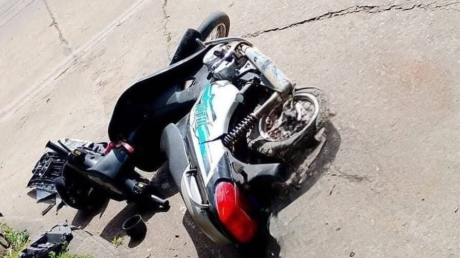 Choque entre un auto y una moto en Rojas • Diario Núcleo