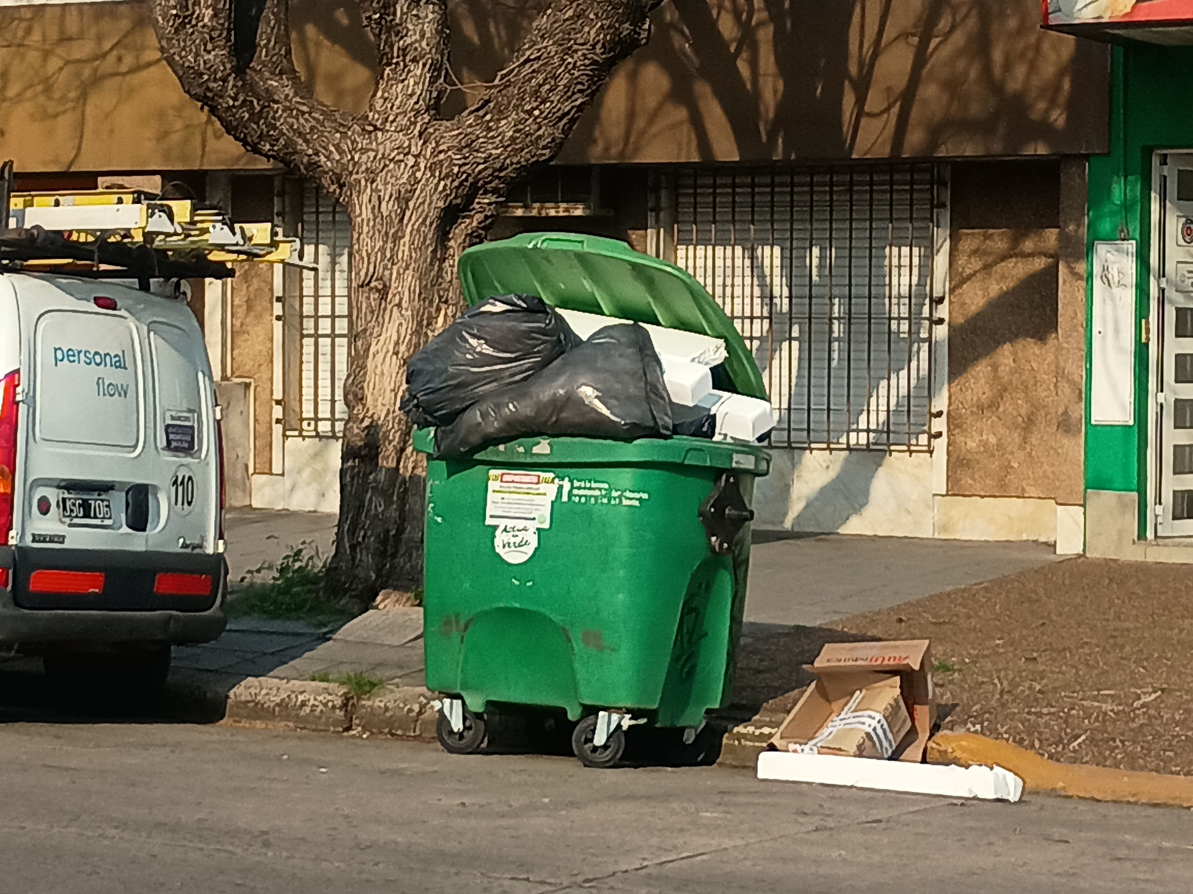Crecen las quejas por el mal uso de los contenedores de residuos ...