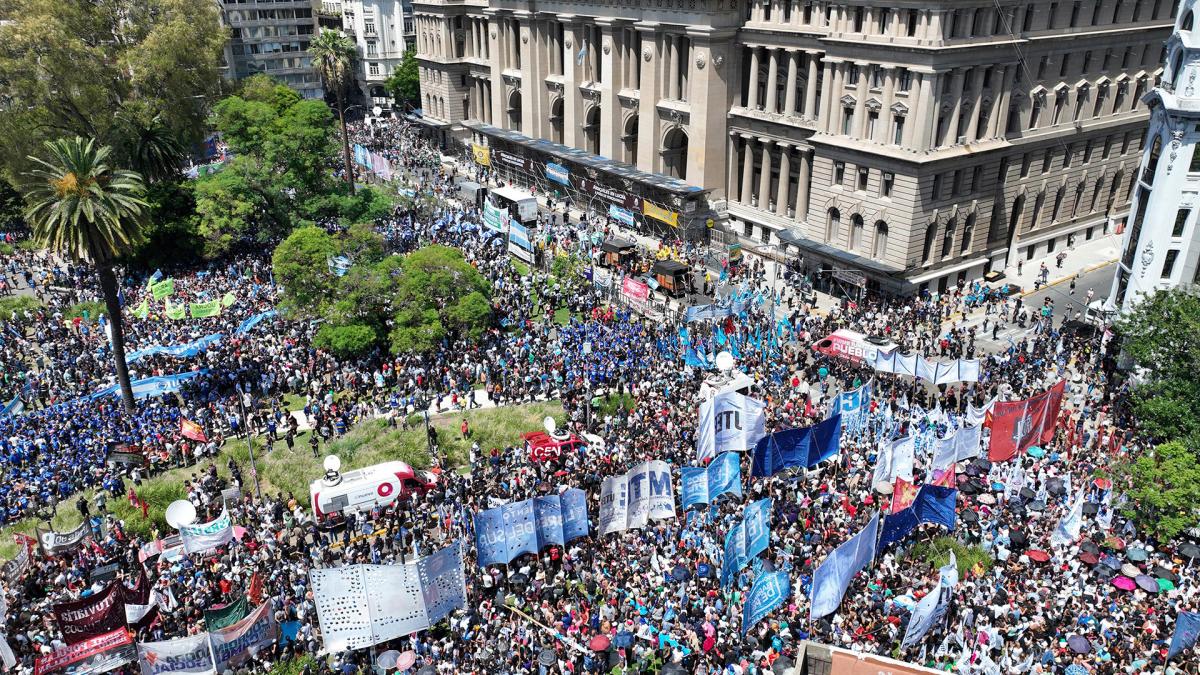 Cgt Las Cta Y Movimientos Sociales Marcharon Contra El Dnu De Milei • Diario Núcleo 5183